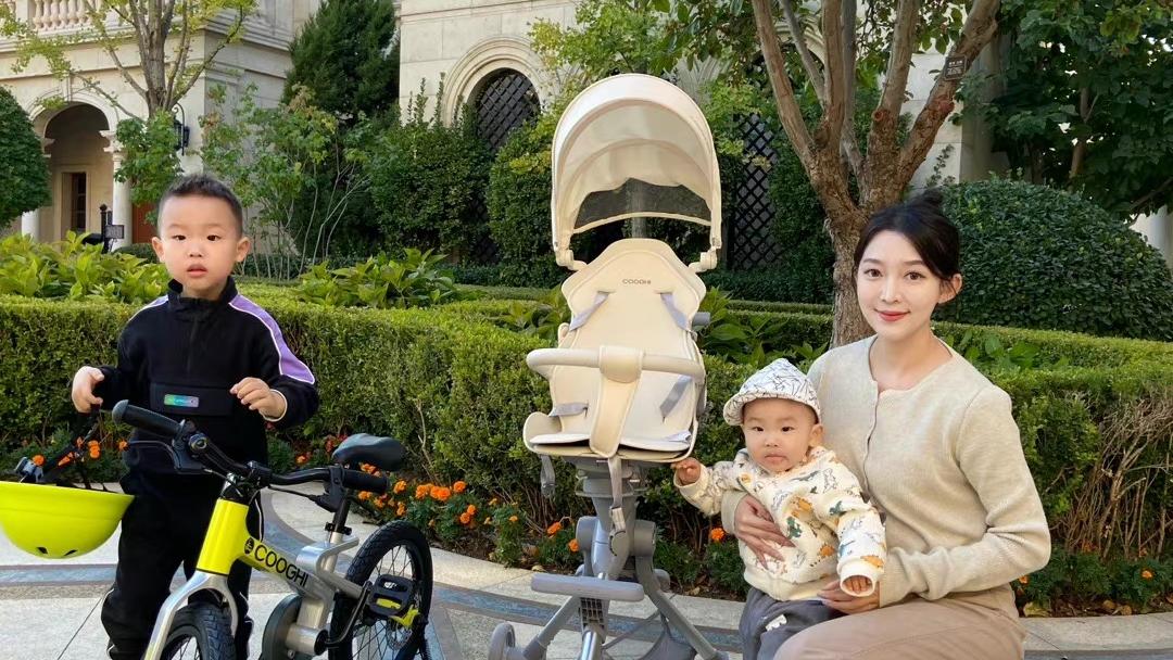 老明星|烧饼老婆晒全家照，夫妻俩搂肩秀恩爱，两个儿子帅气超老爸