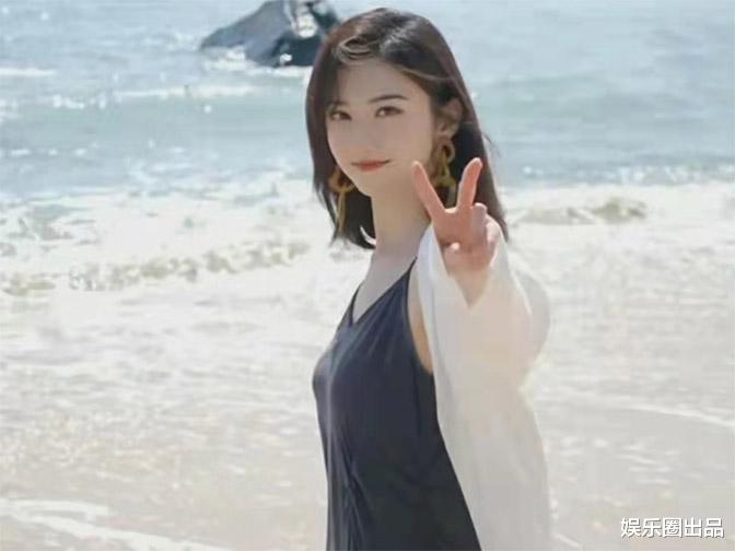 郭思琳|景甜凹造型能力被质疑,穿吊带裙在海边拍写真,被指“平平无奇”