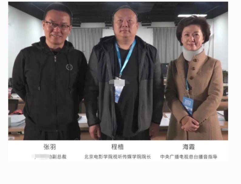 海霞|央视主持海霞当名校考官！不化妆皮肤油亮，一旁周涛素颜太抢镜