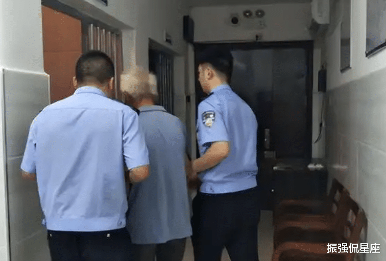 2013年,近80岁老人进监狱,警官点名发现不对劲,一查竟是三假犯