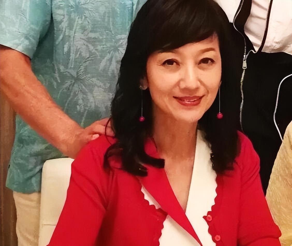 赵雅芝|赵雅芝优雅地老去,年近70 的不老女神,全靠p图装嫩