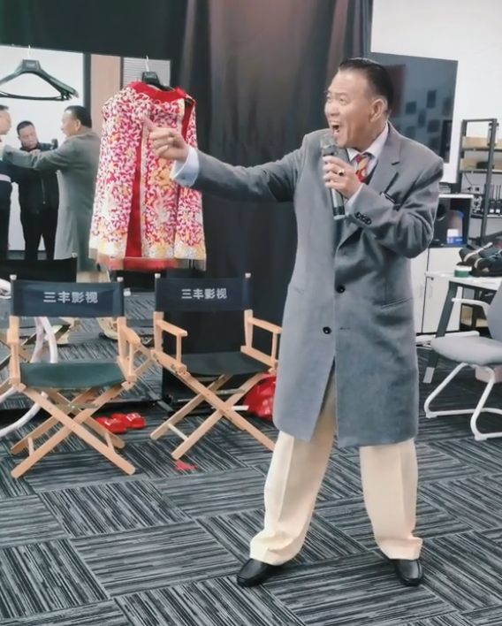 万梓良|万梓良与美女过分亲密,手持话筒深情凝望,女演员尴尬不已