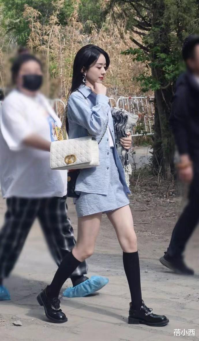 谭松韵|赵丽颖哪里像生过孩子的人？穿蓝色套装秀出大长腿，少女感十足！