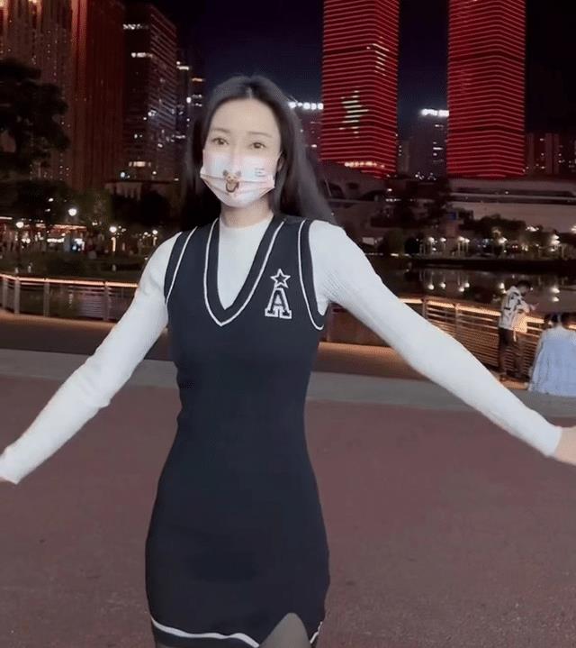 柳岩|42岁柳岩喜迎春天！与男子逛超市压马路超亲密，该男子艳福真不浅