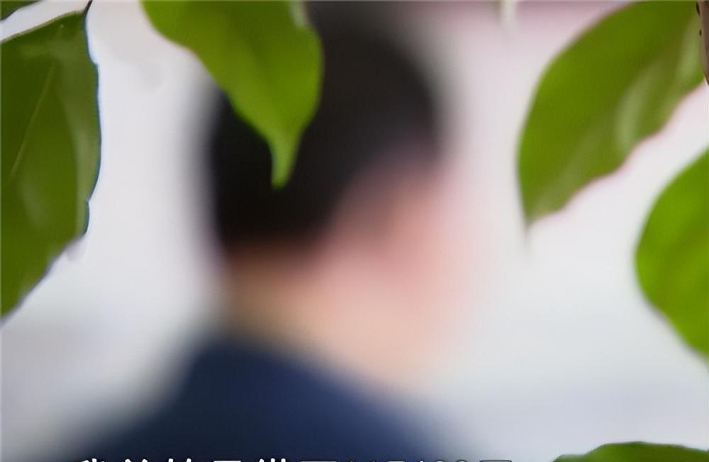 2018年女子在卧室直播不让丈夫进去,丈夫暗中生疑偷看,当场懵了