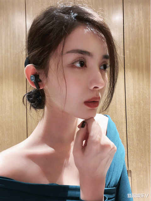 中南建设 古力娜扎晒自拍九宫格,墨绿上衣秀锁骨事业线,皮肤白到发光