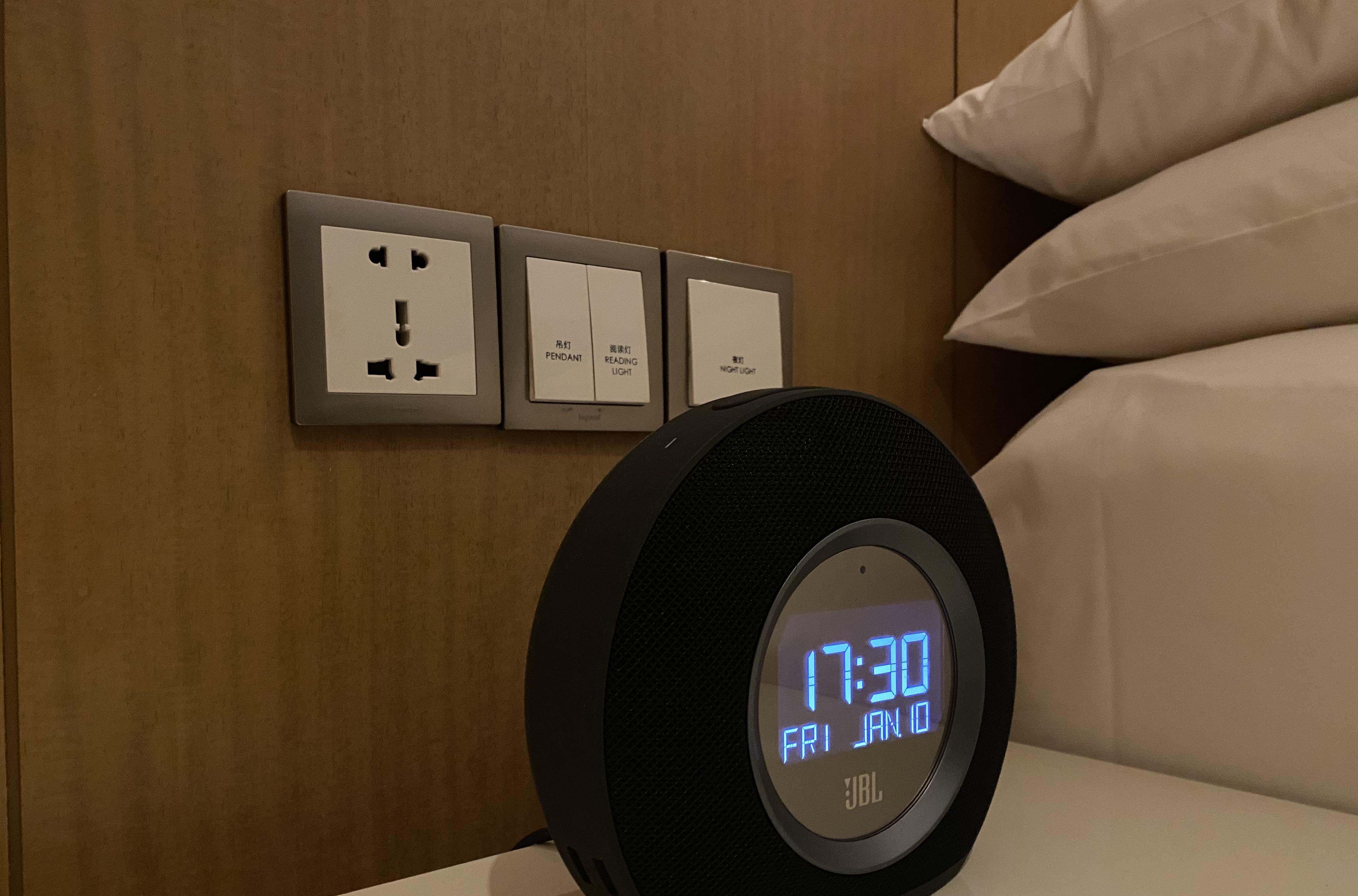 “镜子对大床,求医日日忙”,除了镜子,这些东西也不能放在床边