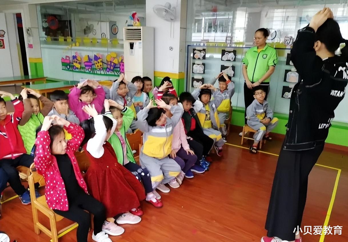 3岁女生幼儿园被打手板,家长要求90度鞠躬道歉,老师有苦说不出