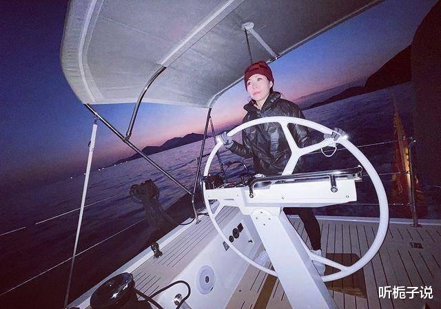 风骚律师|与刘銮雄分手后，吕丽君过得很滋润：住着20亿豪宅，还买了18套房