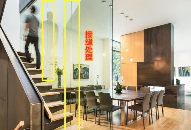 买了复式楼,楼梯两侧已经不流行砌墙了,一面玻璃装到顶,大气