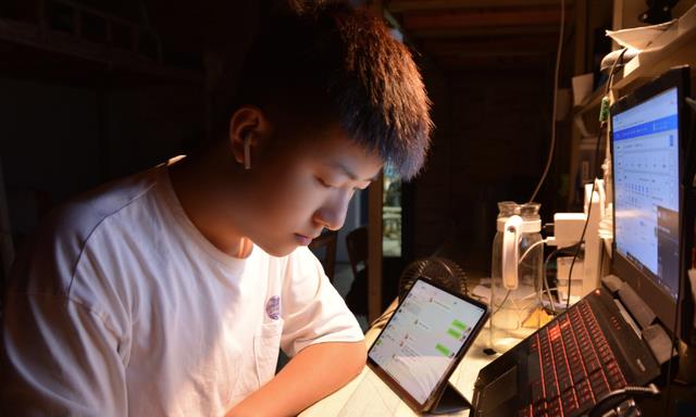 00后|00后表面上“整顿职场”,背后却“主动加班”,这难道是种捧杀?