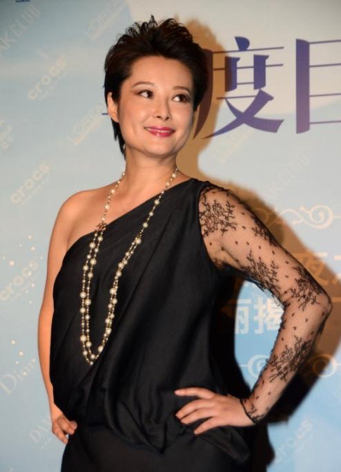 宁静|女星早年红毯喜好:章子怡穿各种肚兜,宁静多次穿透视装