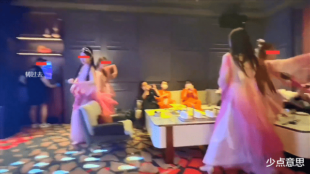 广东:老板带员工KTV放松,大批女子穿汉服现身,员工们争相拍摄