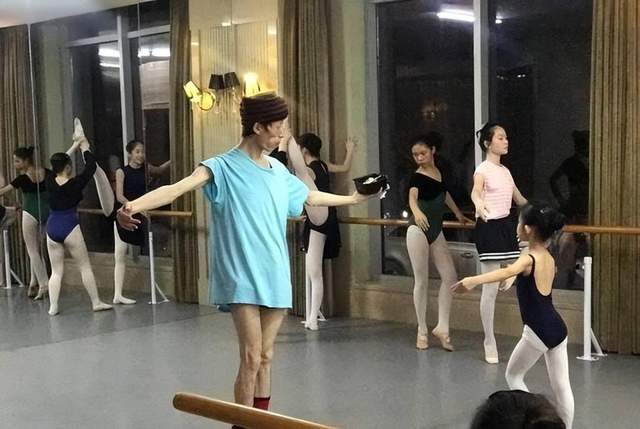 46岁巨婴除了跳舞,连衣服都不会洗,年入百万但没人敢嫁