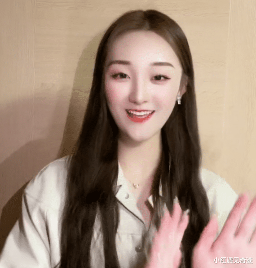 陈亚男|陈亚男去亲戚家做客，抱娃眼里全是温柔，孩子歪头不看她疑被嫌弃