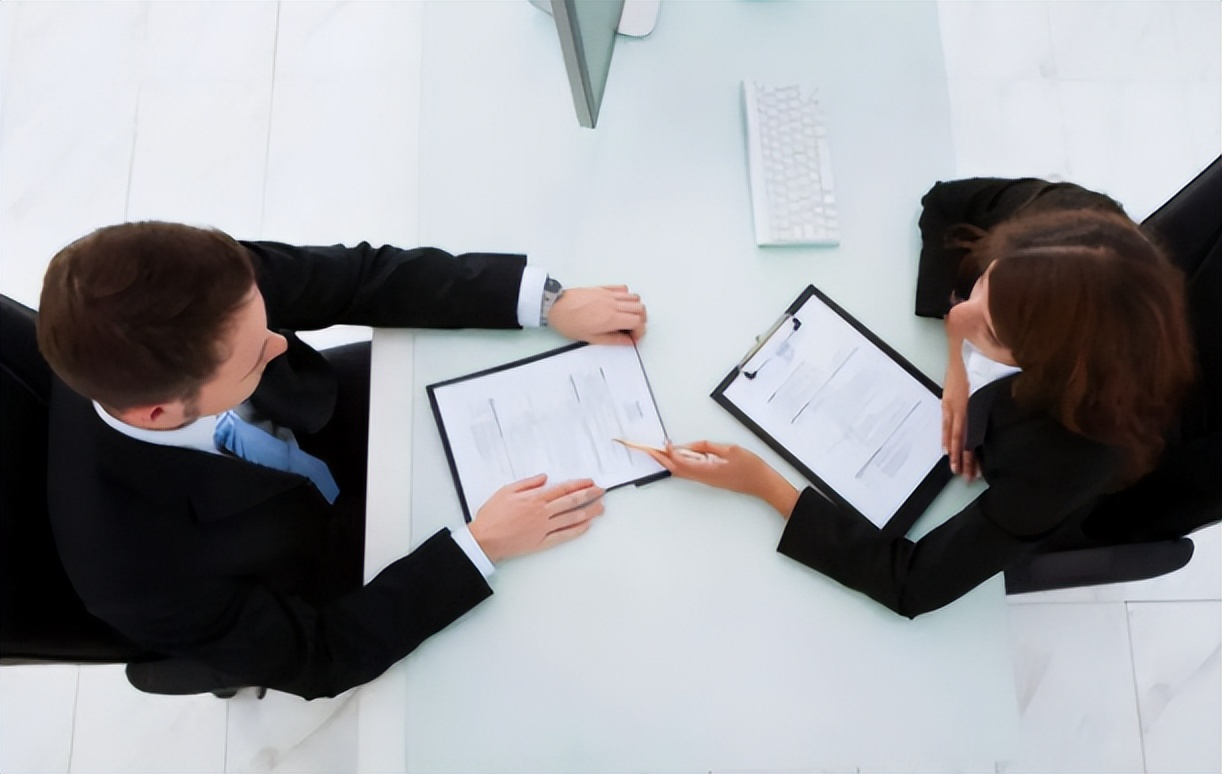 河南|女生拒绝加班被开除，在网上发视频讲述遭遇，却反遭公司起诉赔偿