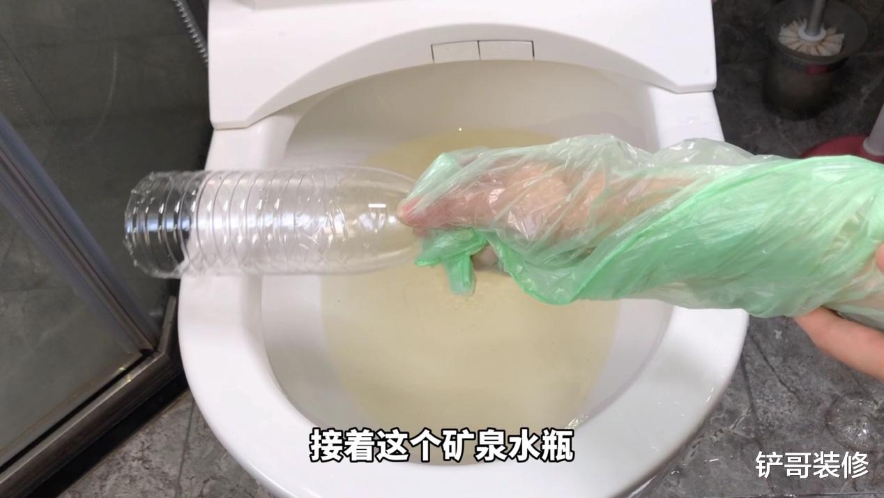 马桶堵塞别用热水冲!只需用一个塑料瓶,快速疏通无异味