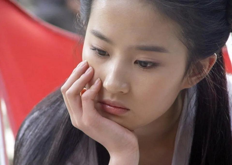 黄圣依 9位花旦离开P图差距就出来了，黄圣依女生男相，刘亦菲险胜