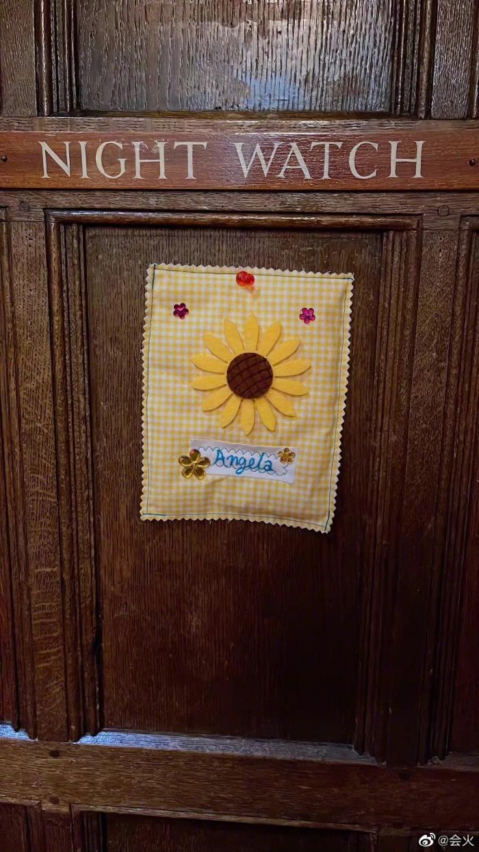 李湘|李湘晒王诗龄校园照,瘦出新高度,身材纤细气质温婉!网友:羡慕