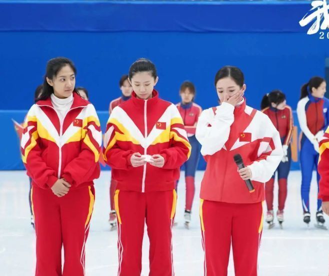 孟美岐|沈梦辰孟美岐野外露营，晒贴脸合影被骂，火速删博引发热议