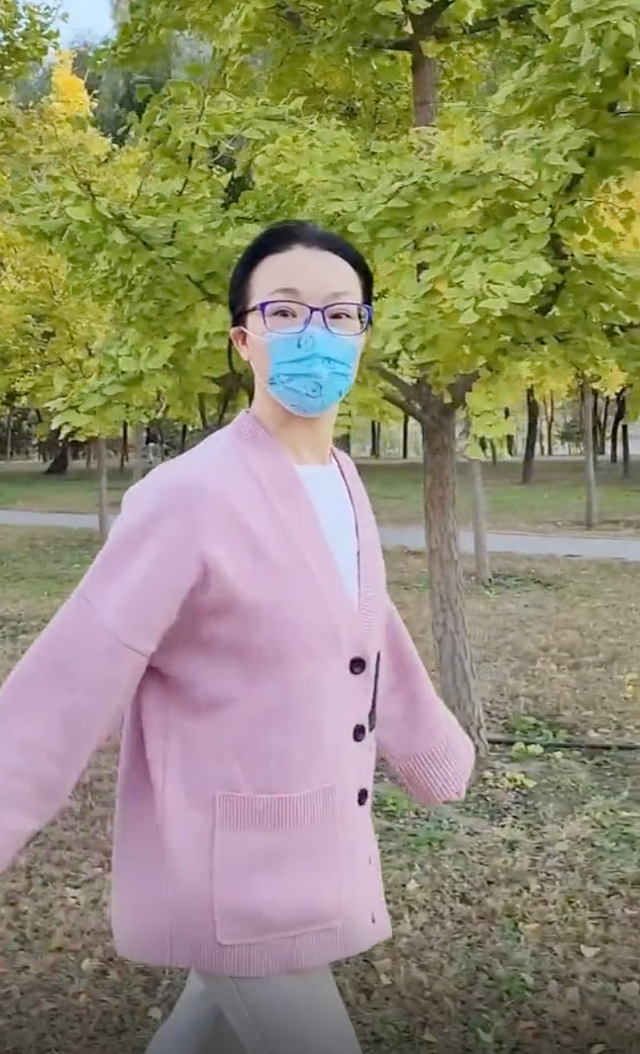 吕薇|51岁吕薇街头排队做核酸!素颜出镜打扮似路人,全程蹦跳太欢快