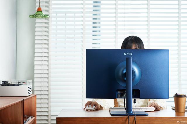 显示器|办公显示器也要追求“流行色”—微星MD241P群青版图赏