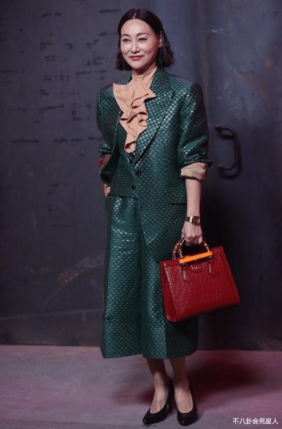 宋佳|60+女星走红毯：穿西装、性感深V，比年轻女星更“大胆”