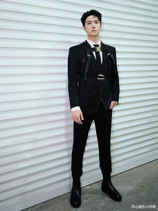 王一博|王一博背带西装造型太帅了，冷脸禁欲感扑面而来，说不心动是假的