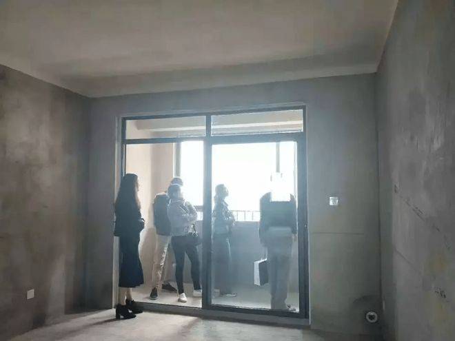 朋友家封阳台居然花了2W块,工人:物业的锅!要求用断桥铝!