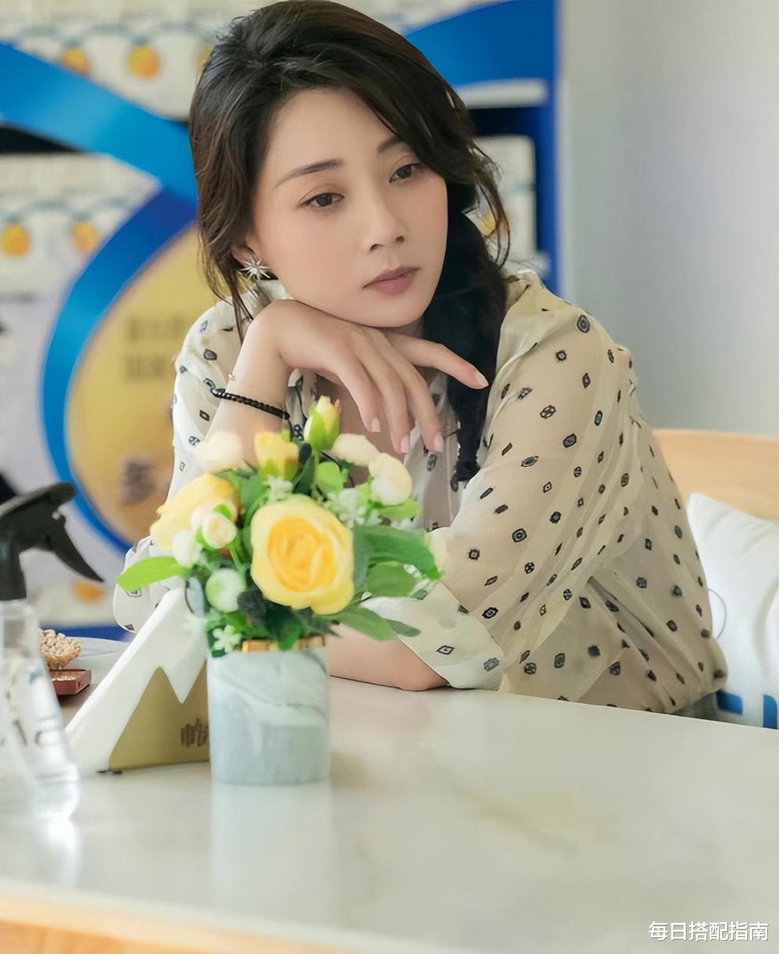 发型 殷桃这3款“少女发型”太好看了!时髦又减龄,圆脸女生值得借鉴