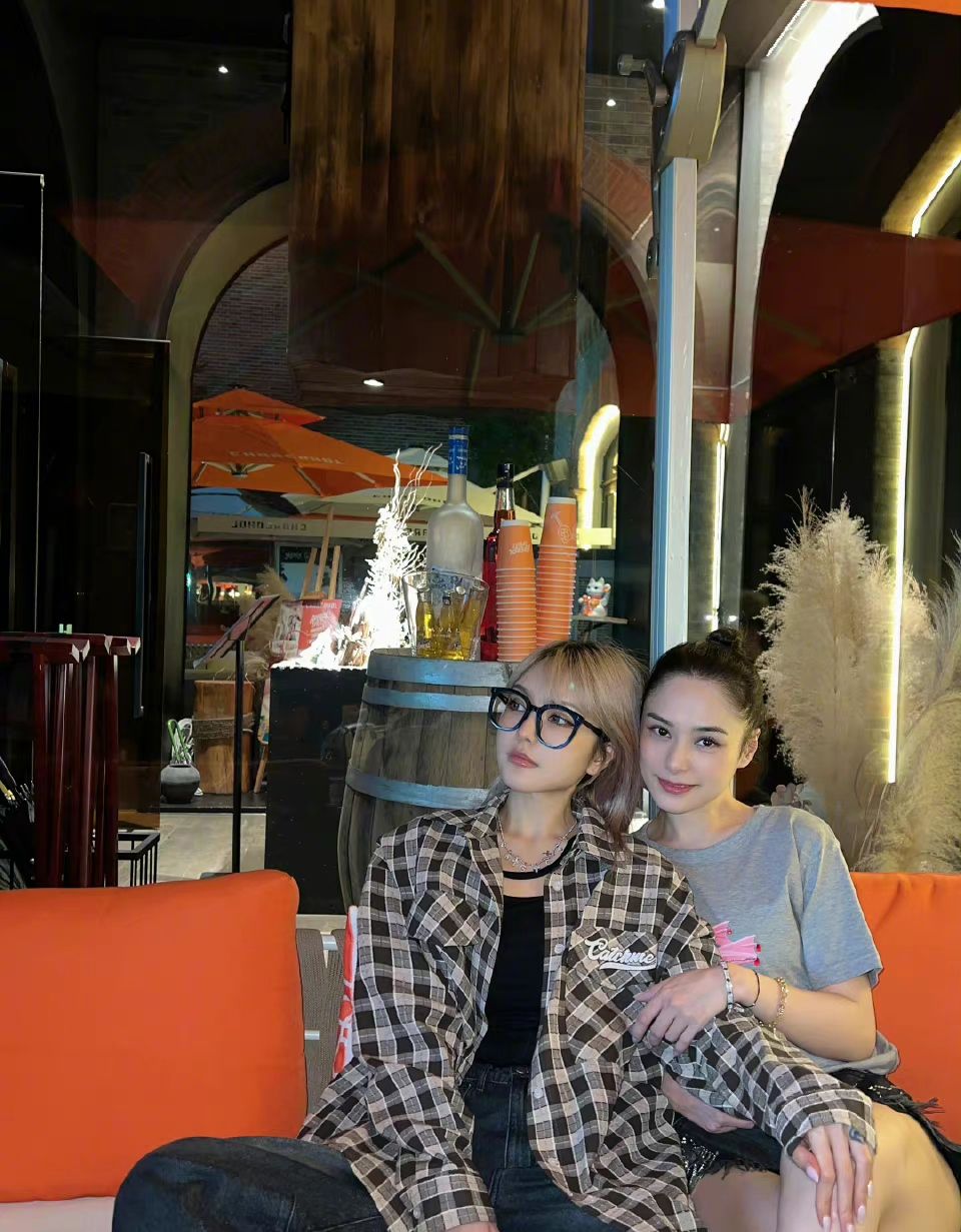 苍兰诀|阿娇与周扬青友情真好，互相依偎合照像姐妹