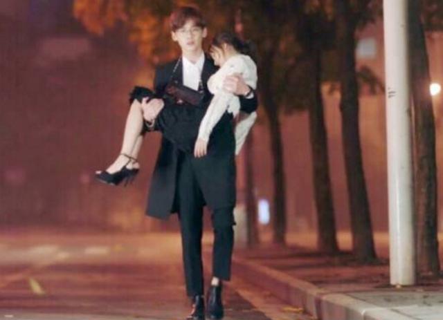 金晨|金晨被男星单手公主抱!搂脖子对视太甜蜜,穿短裤一双腿白到发光