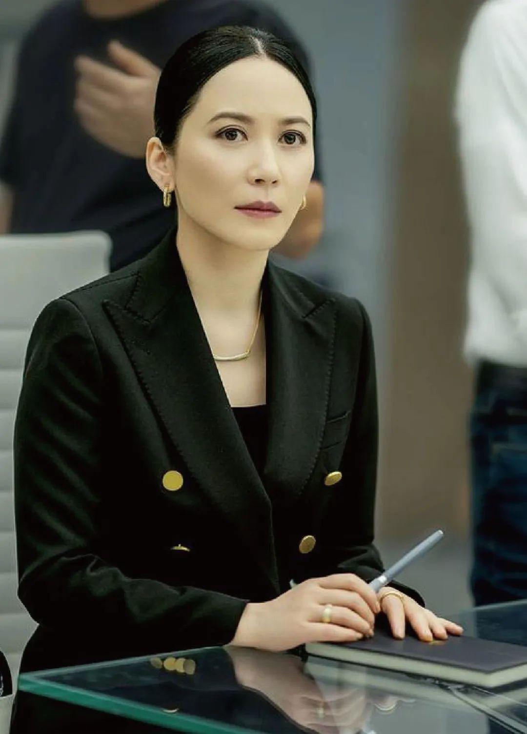 袁泉|?人均百万的穿搭,也救不了《玫瑰之战》塌房!