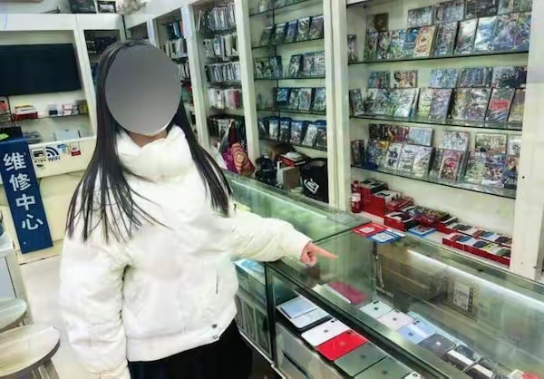 离奇!骗个路人当“闺蜜”押在店里顺走三部手机,价值36000余元