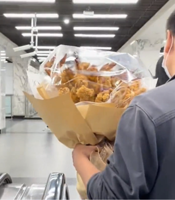 广州:一男子地铁抱“鸡腿花”赴约,网友:幸福的泪水从嘴角流下