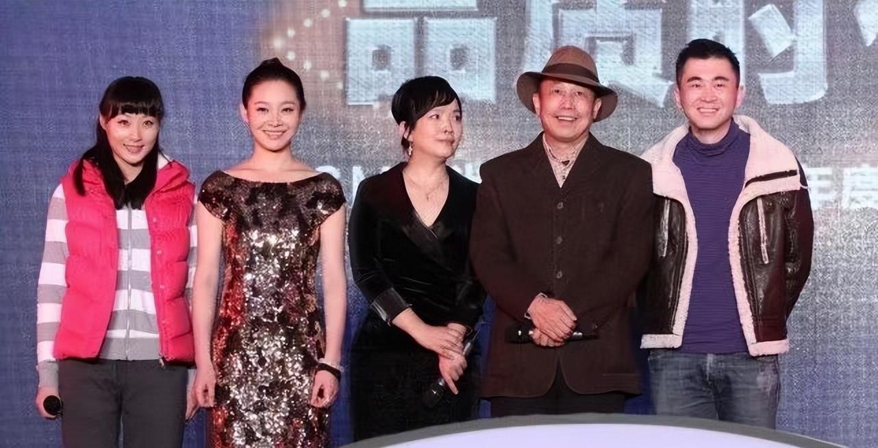 刘海 吕丽萍太不适合刘海，硬凹贵妇风却被表情出卖，深情看老公变痴妇