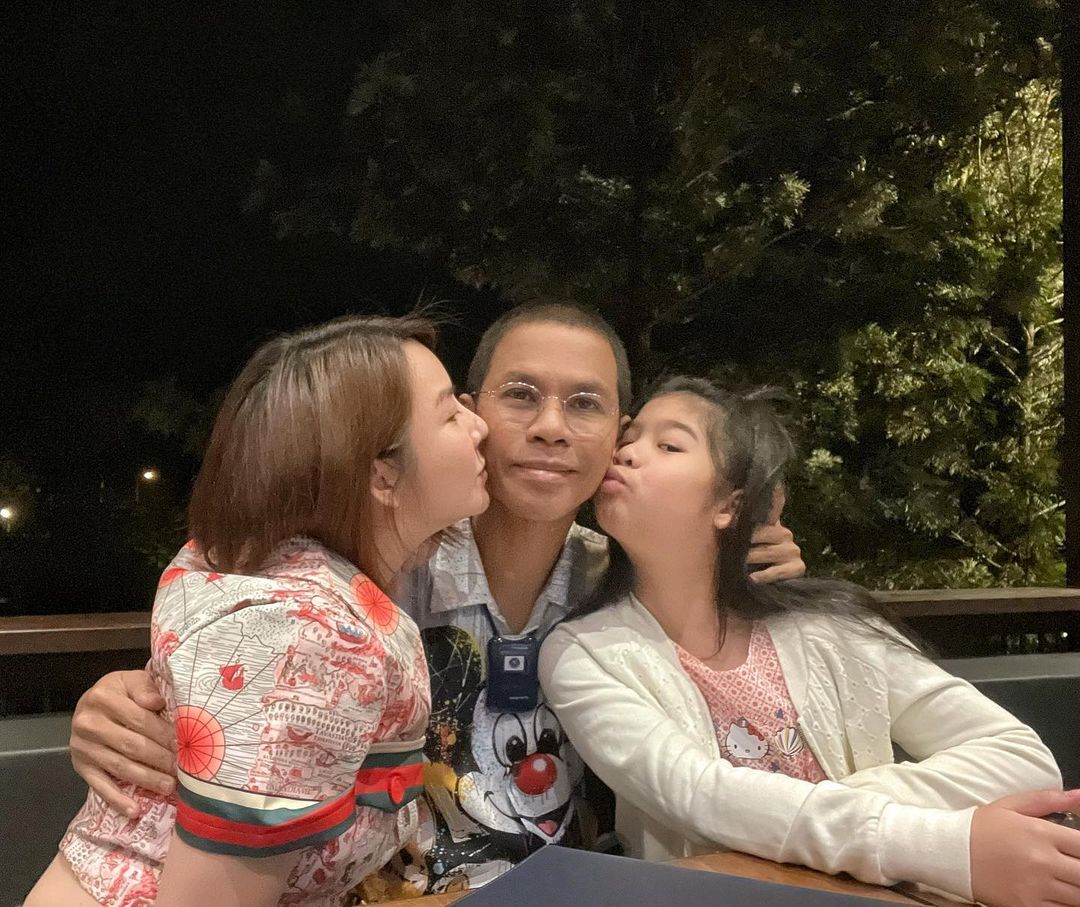 泰国|泰国男音乐人和9岁女儿合照，网友：这么明目张胆的恋童癖？