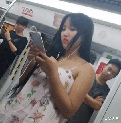 “伴娘怕抢了新娘风头躲在角落里玩手机!”这伴娘确实没得挑啊