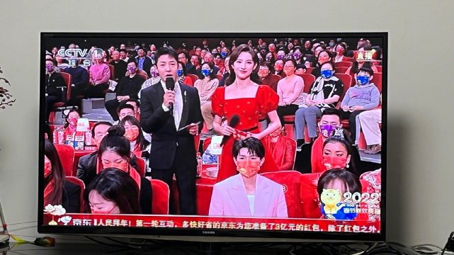 马凡舒|马凡舒首登春晚主持大出风头！穿红裙美貌刷屏，气质出众不输李思思