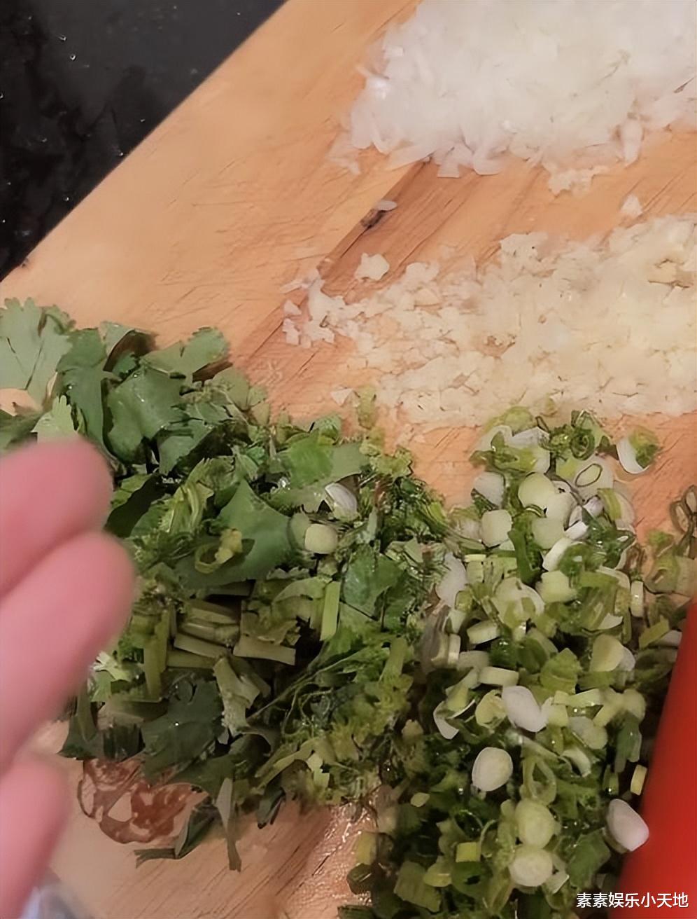 张柏芝|张柏芝给3个儿子做菜：两锅玉米西红柿汤，一家人估计吃不完