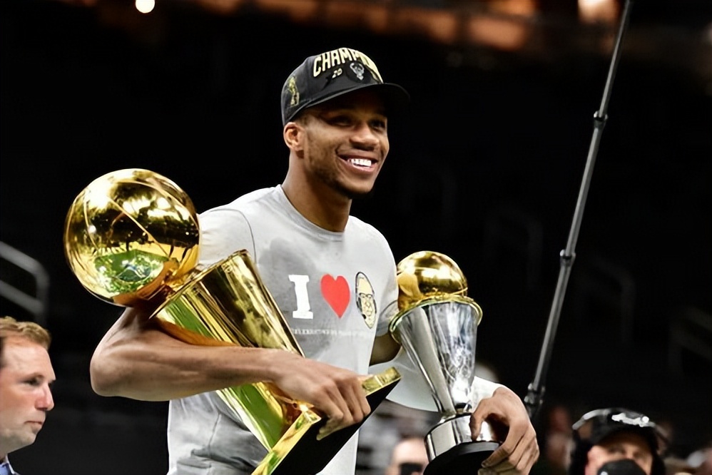 王仔路|同时拿下MVP+FMVP+DPOY有多难？乔丹后只一人，强如老詹也做不到