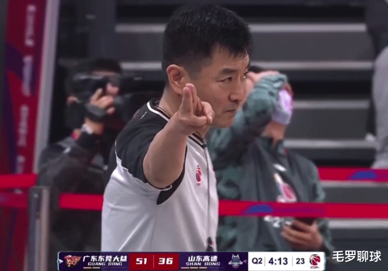 广东男篮|CCTV5全国直播，CBA裁判业余失误破坏广东好球，杜锋汤杰哭笑不得
