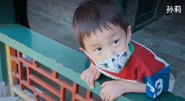 孙莉|孙莉带孩子北海游，儿子正脸曝光，长相如复制粘贴，疑为综艺铺路