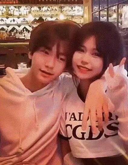 张亮|14岁张天天被曝早恋上热搜，与女友贴脸拍照，张亮评论区沦陷