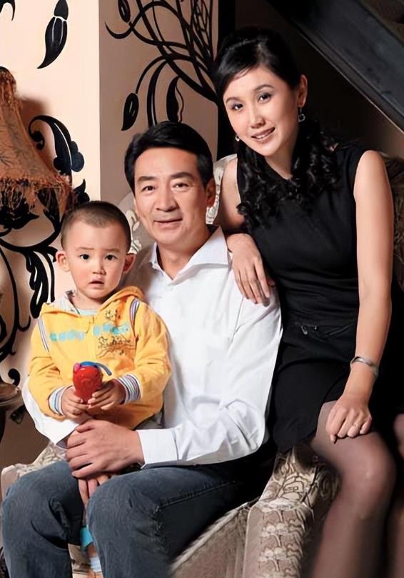 李婷|寇振海与小娇妻相差21岁,55岁再当父亲,李婷到底有何魅力