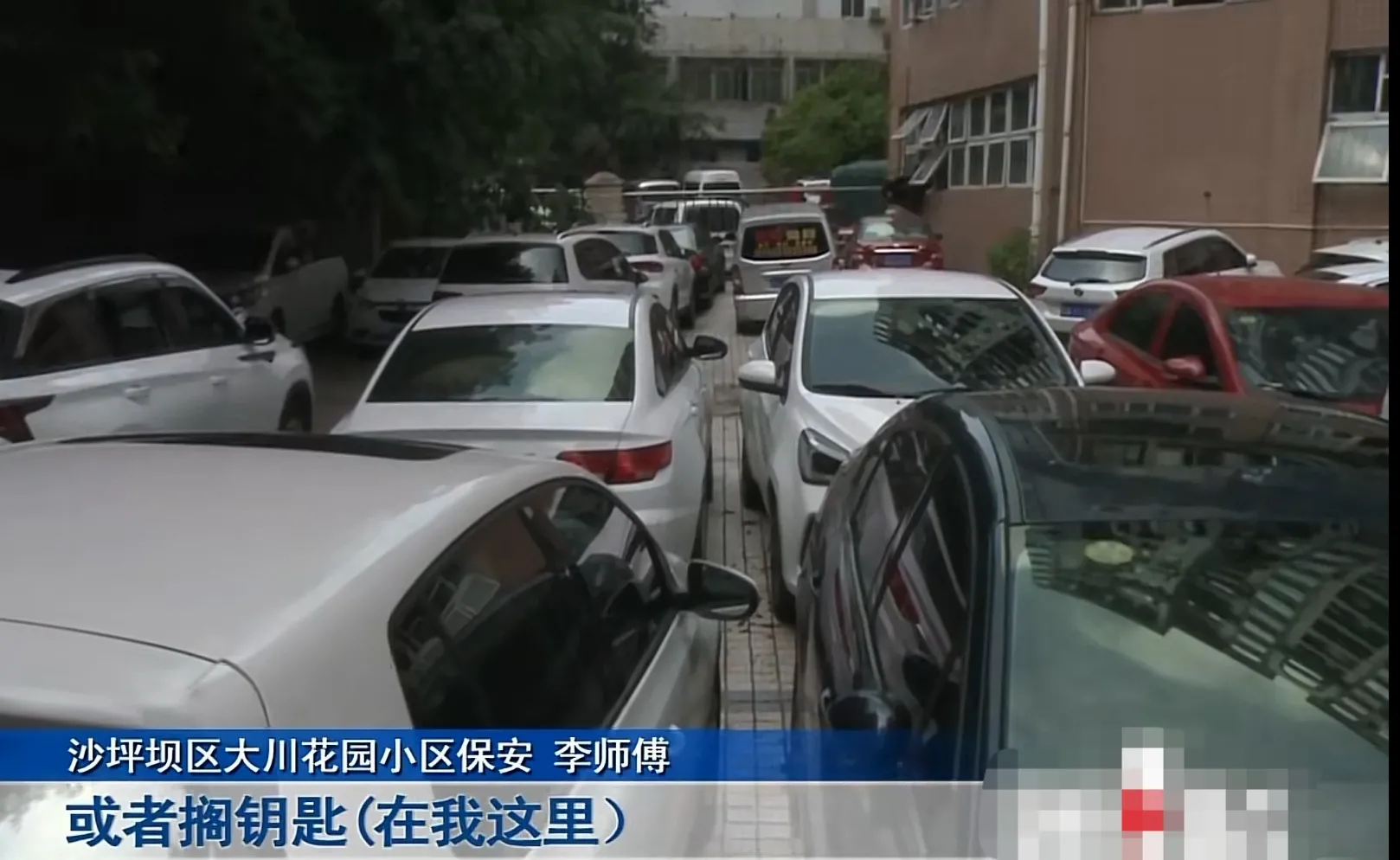 近日重庆,一男子开车外出办事,不料,他打开后备箱,准备拿东西