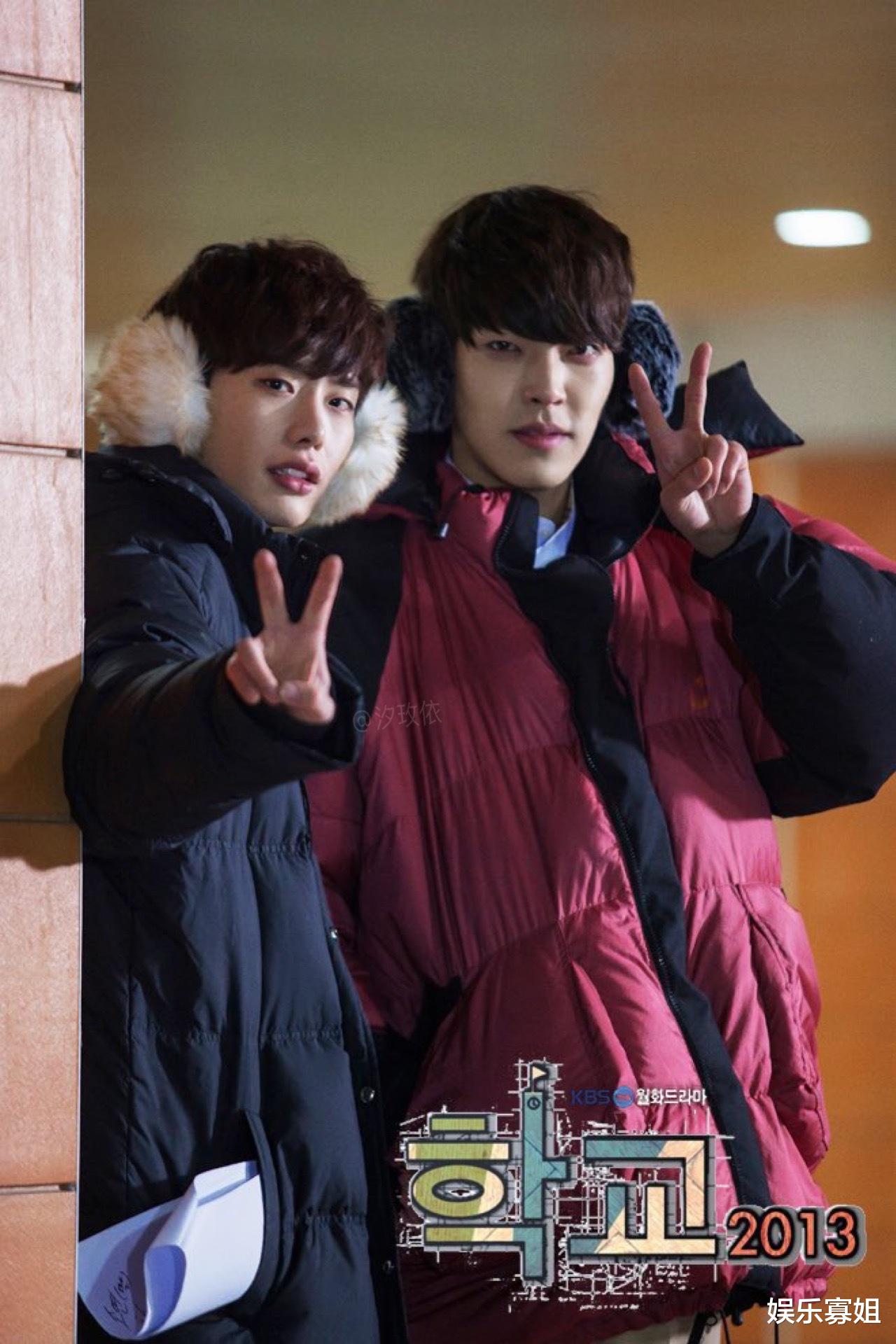 金宇彬|李钟硕ins更新和金宇彬的对镜自拍，穿着休闲，很是帅气养眼