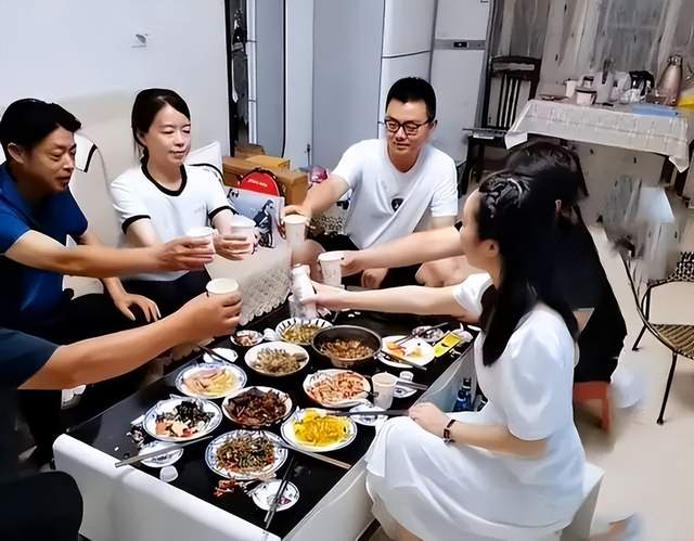 |姚威田静遭撕扯,曝浔阳老师透露威威遭威胁,或是为了解围罢了