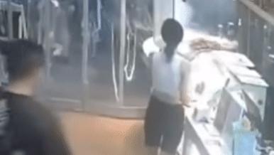 女店员怒骂男顾客：摸一次两次我忍，可你三次了！过分了吧