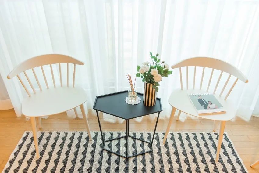 100㎡户型,客厅无主灯,搭配木饰板,务实不花哨